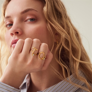 Maanesten - Alphabet Ring aus Vergoldet Silber - Q